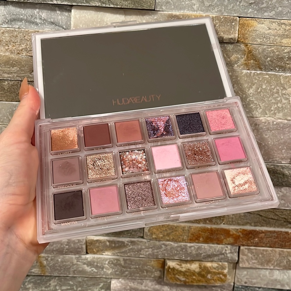 HUDA BEAUTY
Rose Quartz Eyeshadow Palette